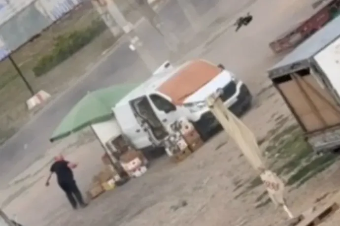 Így néz ki a drónháború: egy piaci árust üldözött egy orosz drón Herszonban