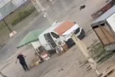 Így néz ki a drónháború: egy piaci árust üldözött egy orosz drón Herszonban