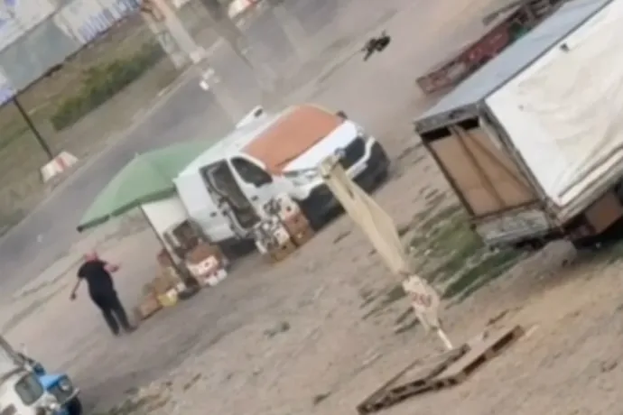 Így néz ki a drónháború: egy piaci árust üldözött egy orosz drón Herszonban