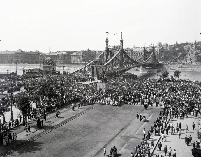 Az újjáépített és átnevezett híd 1946. augusztus 20-án az átadáson – Fotó: Gara család / Fortepan