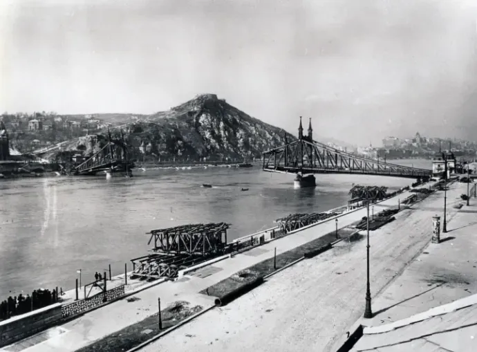 The blown-up bridge in 1945 – Photo: Fortepan