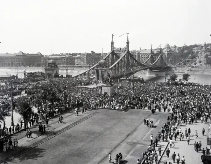 The rebuilt and renamed bridge at its dedication ceremony on August 20, 1946 – Photo: Gara family / Fortepan