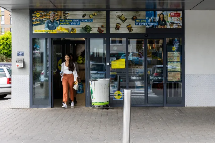 Korlátozzák a légkondicionálást és lekapcsálják éjszakára a világító reklámokat az áruházláncok