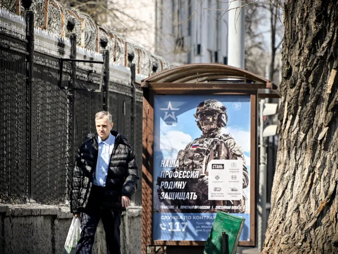 Toborzó plakát a moszkvai Lefortovo börtön előtt – Fotó: Alexander Nemenov / AFP