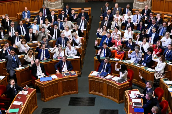 A jövő héten újra összeül a parlament, Ruff Bálint rendkívüli ülést kezdeményezett