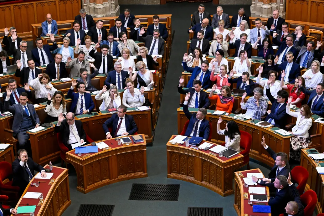 A jövő héten újra összeül a parlament, Ruff Bálint rendkívüli ülést kezdeményezett