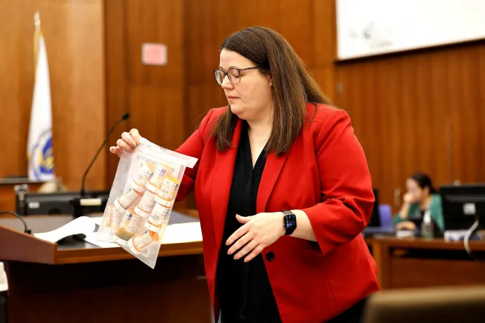 Jennifer Sprague ügyész egy zacskóval a tárgyaláson, amelyben Lindsay Clancynek felírt gyógyszerek találhatók – Fotó: Greg Derr / USA Today / Reuters