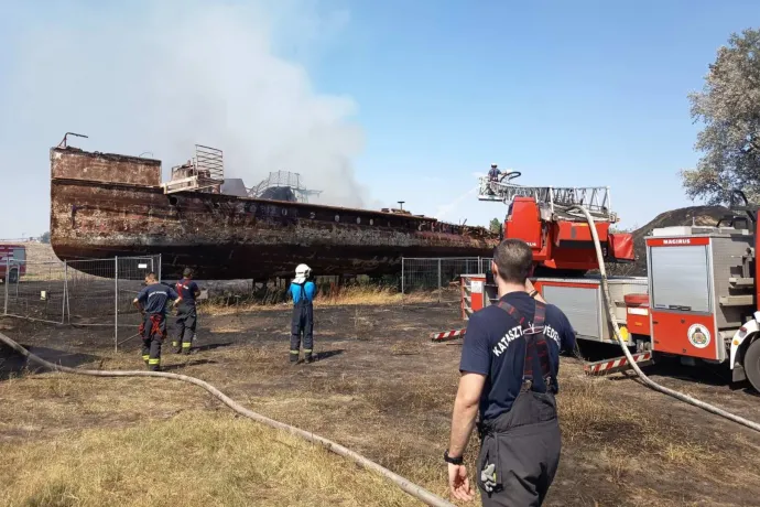 Kigyulladt a Szőke Tisza roncsa Szegeden
