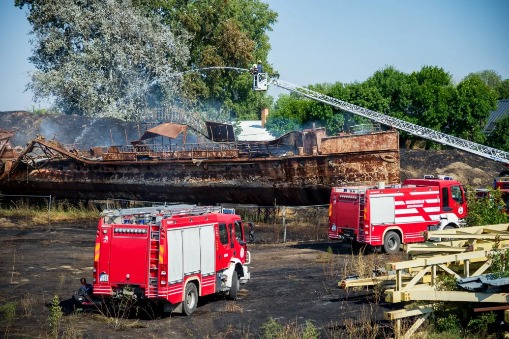 Kigyulladt a Szőke Tisza roncsa Szegeden