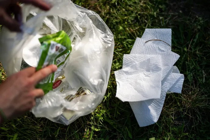 A szemeteszsák fontos kellék, a szelektív gyűjtés jó gyakorlat – Fotó: Ancsin Gabor / képszerkesztőség