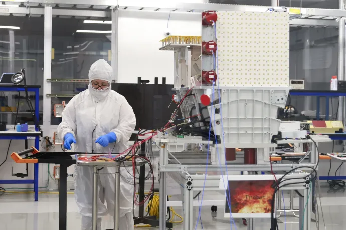 Egy mérnök a kaliforniai Mountain View-ban található Muon Space Facilityben dolgozik a FireSat műholdon 2024 októberében. A Muon Space Facility olyan műholdakat fejleszt, amelyek képesek kiváló minőségű felvételek készítésére, és mesterséges intelligenciát alkalmaznak az erdőtüzek észlelésére, még mielőtt azok ellenőrizhetetlenné válnának – Fotó: Jessica Christian / San Francisco Chronicle / Getty Images