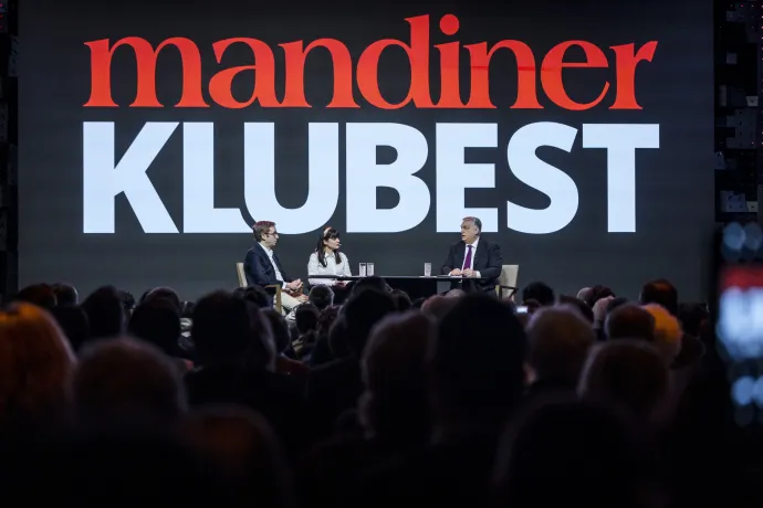 Szalai Zoltán, a Mandiner lapigazgatója, Szalai Laura, a Mandiner főszerkesztő-helyettese és Orbán Viktor miniszterelnök a Mandiner Klubesten a Várkert Bazárban 2026. február 4-én – Fotó: Kaiser Ákos / Miniszterelnöki Kommunikációs Főosztály / MTI