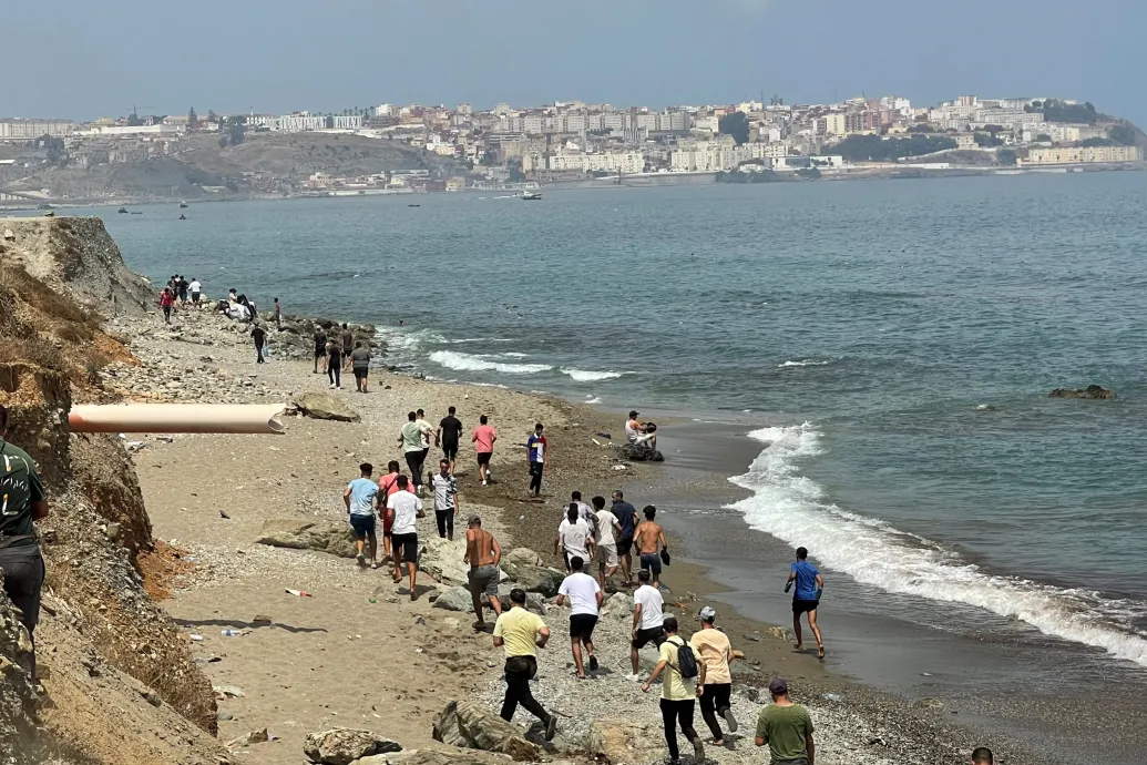 Ceuta vezetője szerint még mindig több ezer határsértő tartózkodik illegálisan az exklávéban