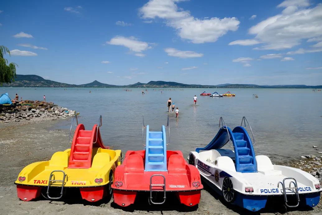 Lángosozás és SUP-bérlés közben vizsgálódtak a NAV ellenőrei a Balatonnál