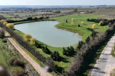 Eladják a szív alakú tavat és a hozzá tartozó birtokot az osztrák határ mellett