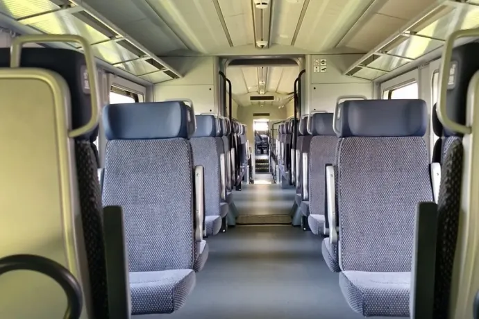 Egyórás késéssel és légkondi nélkül debütált Romániában az egyik új PESA-motorvonat