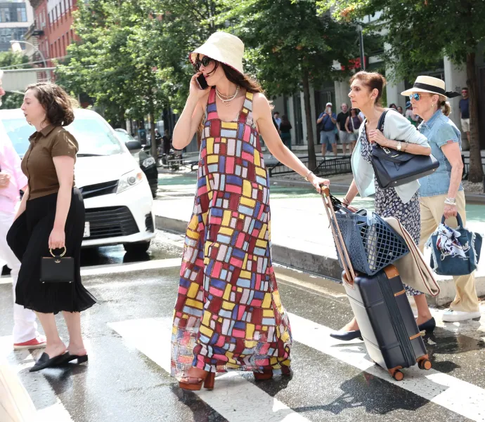 Anne Hathaway Az ördög Pradát visel 2 forgatásán a még foltalan Gabriela Hearst ruhában New Yorkban 2025. július 21-én – Fotó: Jose Perez/ Bauer-Griffin / Getty Images