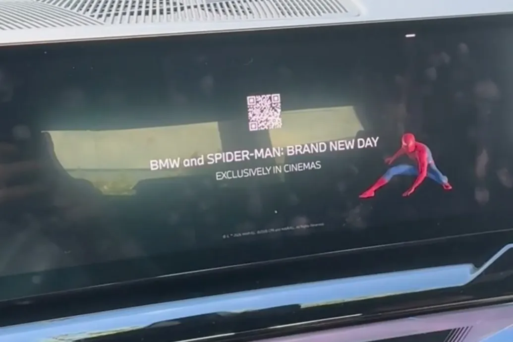 Kéretlen Pókember-reklám fogadta a BMW-tulajdonosokat az autók kijelzőjén