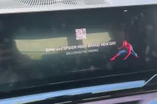 Kéretlen Pókember-reklám fogadta a BMW-tulajdonosokat az autók kijelzőjén