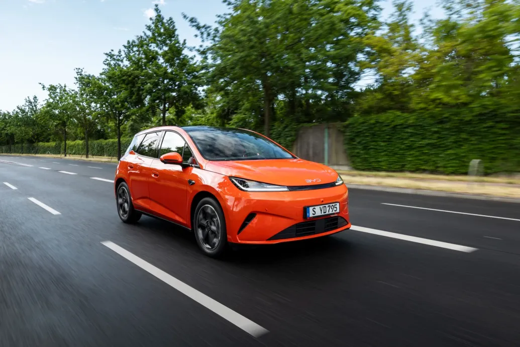 Ezer kilométeres hatótáv négyliteres átlagfogyasztással: a BYD plug-in hibrid kisautója reális áron nyújt sokat
