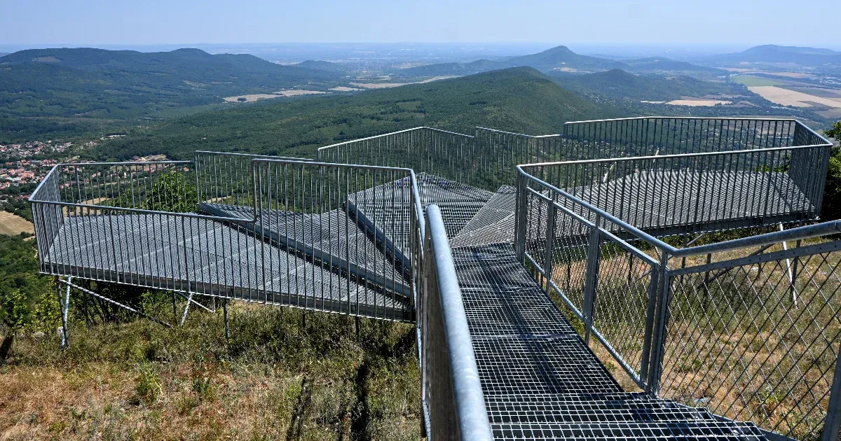 Új tanösvény nyílt a Pilis-tetőn, fémrácsos kilátóval a lenyűgöző panorámáért Új tanösvény nyílt a Pilis-tetőn, fémrácsos kilátóval a lenyűgöző panorámáért