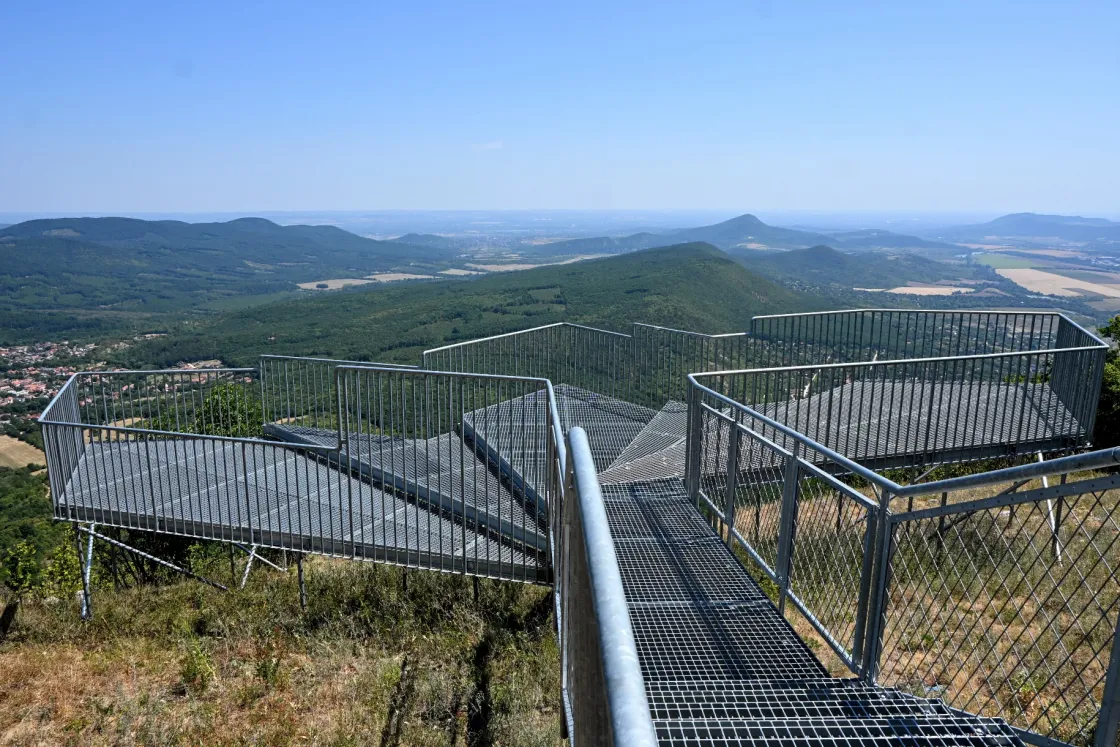 Meg is nyitott, meg nem is a furcsa formájú pilis-tetői skywalk
