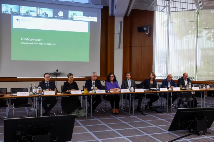 Claudia Elif Stutz (b2), a Szövetségi Közlekedési Minisztérium államtitkára és Steffen Bilger (b3) német közlekedési miniszter egy, a Rajna és más folyók alacsony vízállása által okozott problémákról szóló megbeszélésen, Bonnban, 2026. augusztus 6-án – Fotó: Thilo Schmuelgen / Reuters