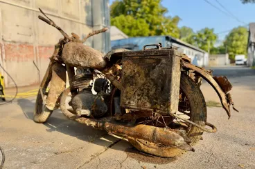 Több mint nyolcvan év után kinyitották a Dunából kihalászott második világháborús motor oldaldobozát