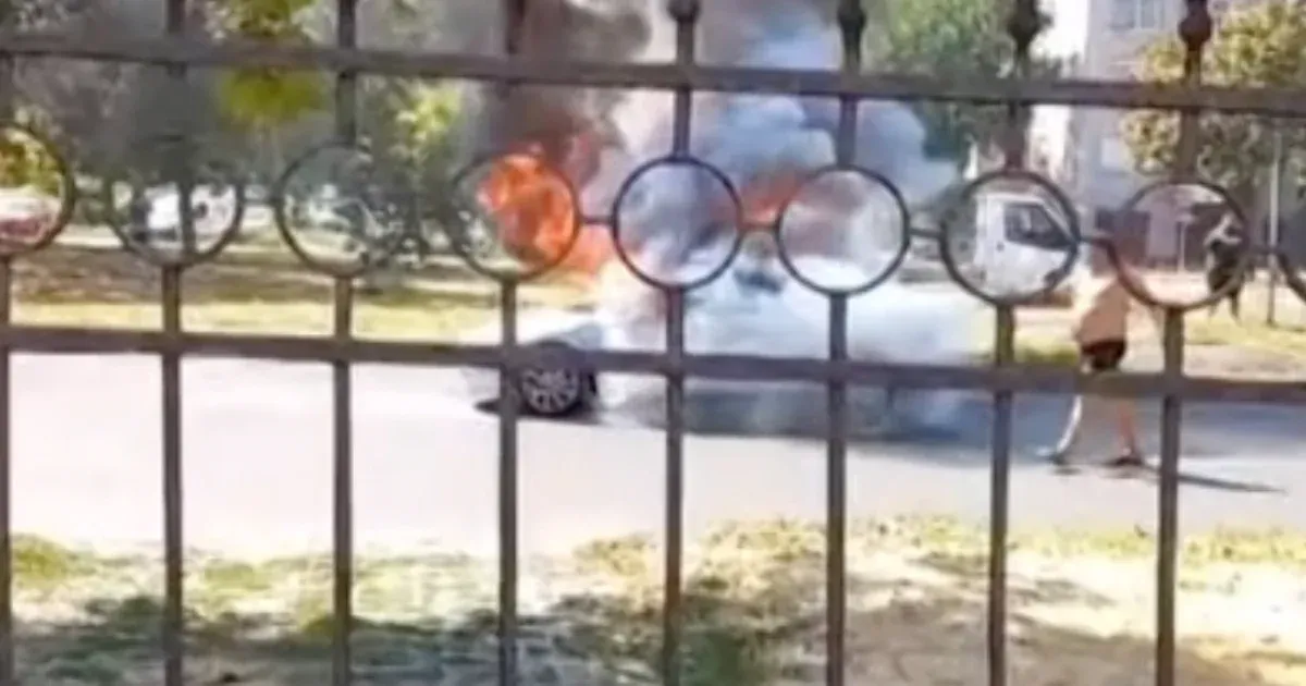 Porig égett egy autó Debrecenben, miután menet közben felrobbant a hátsó ülésen egy powerbank