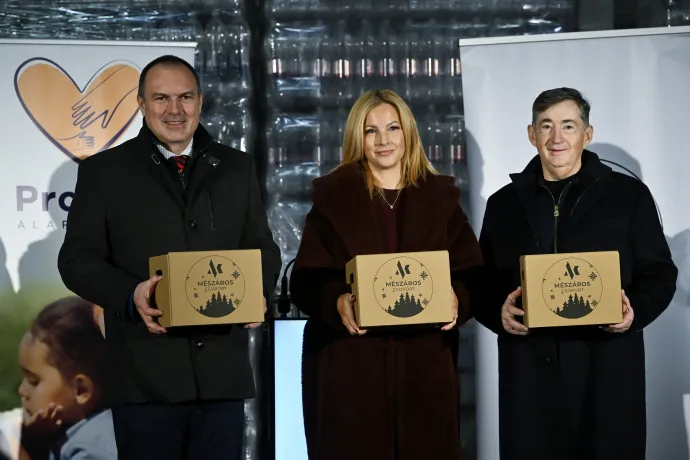 Kardos István, a Magyar Vöröskereszt főigazgatója, Várkonyi Andrea, a Pro Filii Alapítvány kuratóriumi elnöke és Mészáros Lőrinc, a cégcsoport tulajdonosa a Mészáros Csoport karitatív tevékenységét koordináló Pro Filii Alapítvány jótékonysági rendezvényén a Bicske-M1 Ipari Parkban 2025. december 5-én. – Fotó: Hegedüs Róbert / MTVA – Médiaszolgáltatás-támogató és Vagyonkezelõ Alap