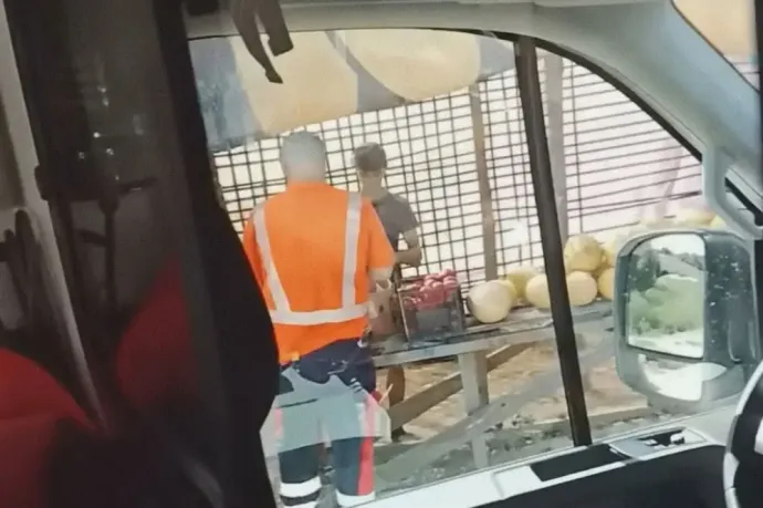 Megállt dinnyét venni a mentős, miközben egy lázas kisgyermeket szállított kórházba Bákóban