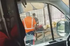 Megállt dinnyét venni a mentős, miközben egy lázas kisgyermek szállított kórházba Bákóban