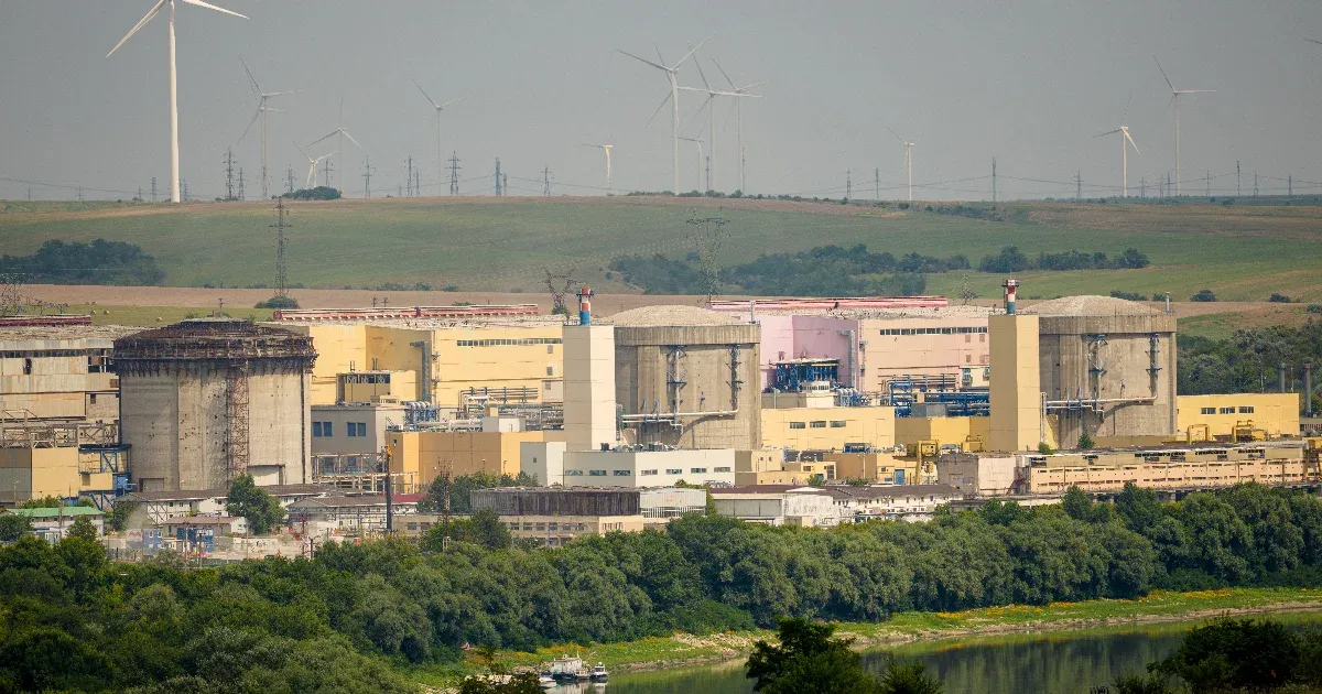 Kővel megrakott uszályok süllyesztése a Duna medrében az atomerőmű védelmében