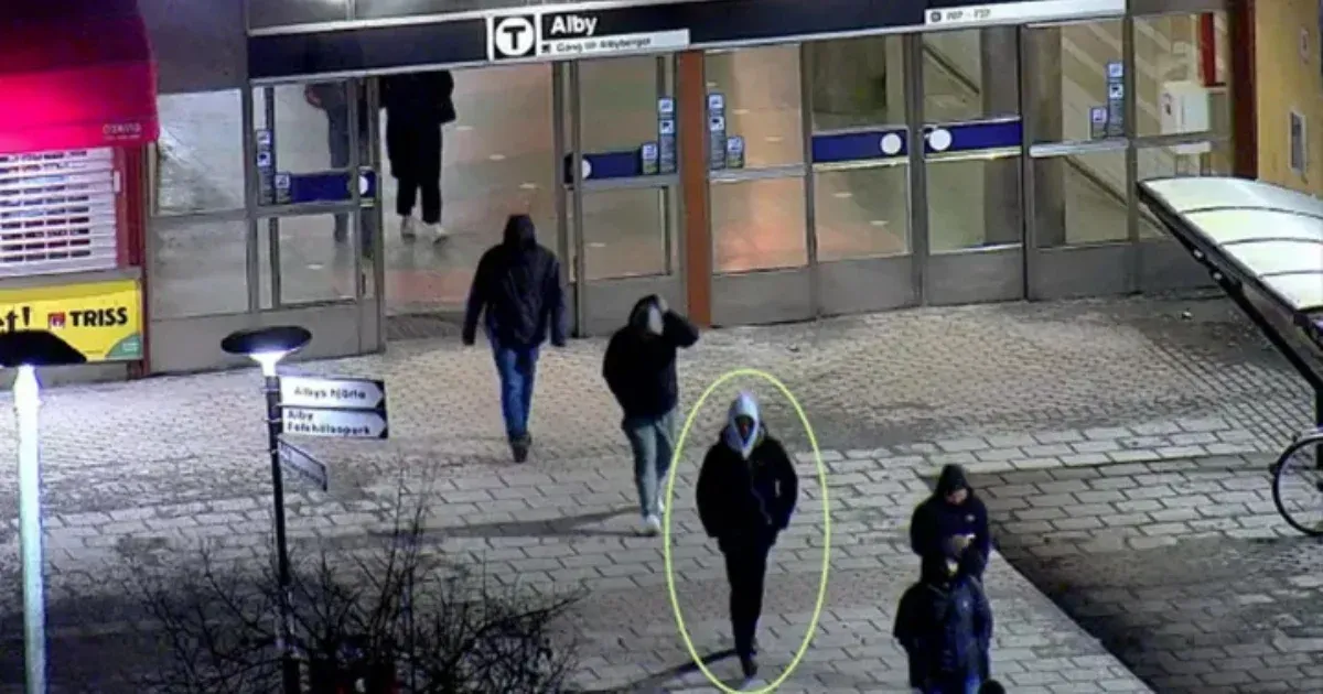 Iránból irányítják, tinédzsereket szervez be gyilkolásra, aztán odadobja őket a hatóságoknak