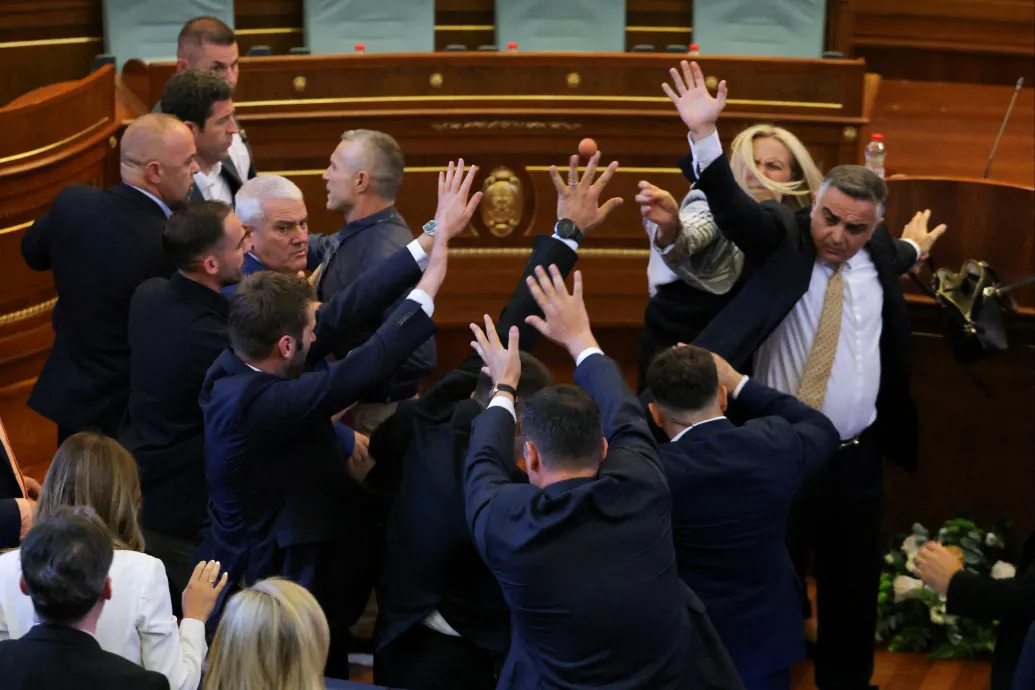 Tojással dobálták meg a koszovói miniszterelnököt a parlamentben
