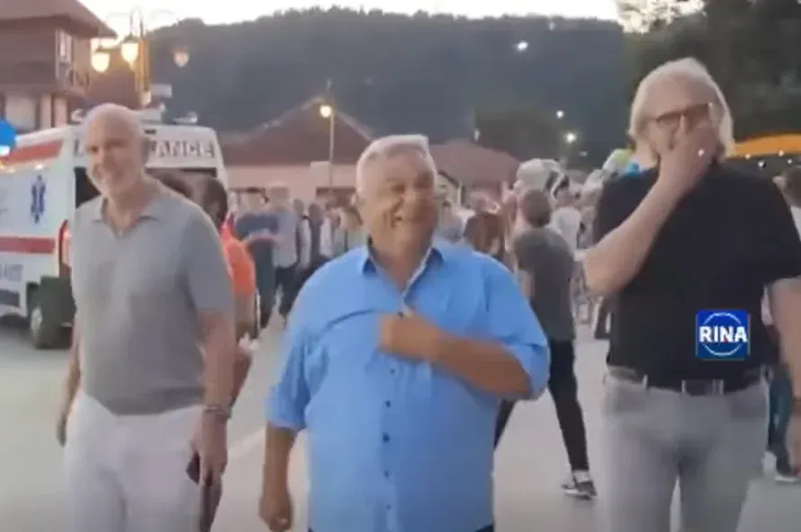 A Mol vezérigazgató-helyettese és Hatvanpuszta főépítésze társaságában bukkant fel Orbán Viktor egy szerbiai fesztiválon