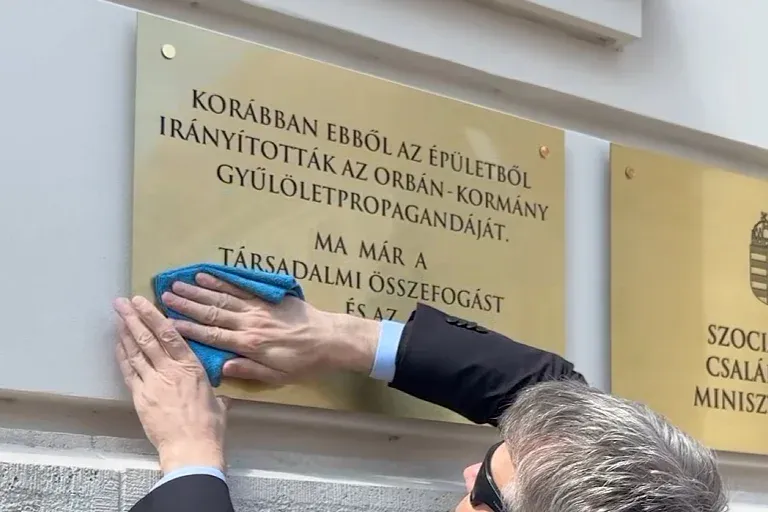 A Szociális és Családügyi Minisztérium szerint nem volt szükség engedélyre, hogy emléktáblát rakjanak Rogán régi minisztériumának épületére