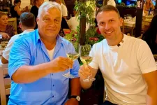 Mesterséges intelligenciával készülhetett a fotó, amin Orbán borozik és karórát visel