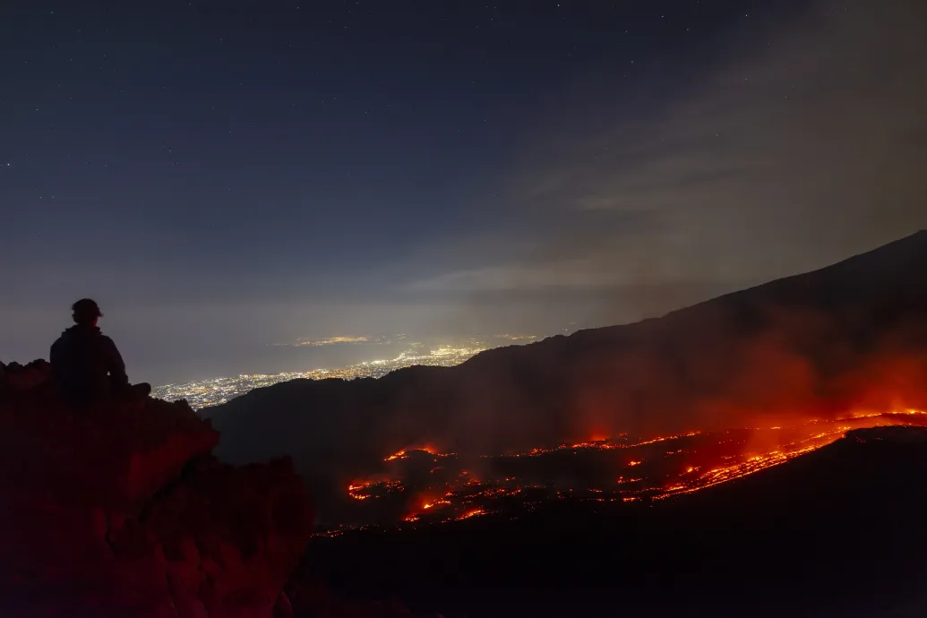 Az Etna hamufelhője miatt leállították a Catania repülőtérre érkező járatokat