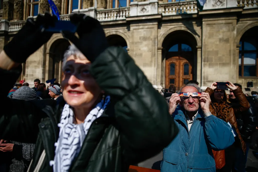 Szerdán a Nap több mint felét ki fogja takarni a Hold, a szeme világa érdekében szerezzen be addig egy védőszemüveget