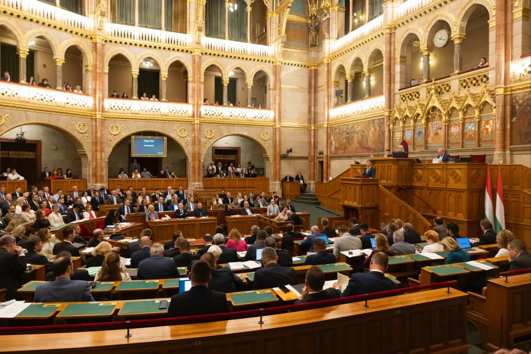 Az energia-krízishelyzet miatti szünet után újra ülésezik a parlament