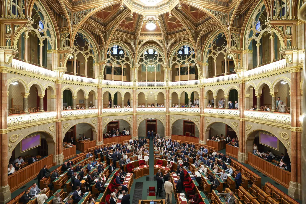 Az energia-krízishelyzet miatti szünet után újra ülésezik a parlament