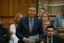 Hankó Balázs háromszor is lepedofilozott egy olyan bábelőadást, ami pont arra tanítja a gyerekeket, egy felnőttnek is lehet nemet mondani