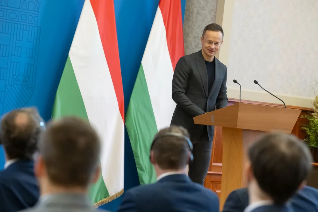 Megkérdeztük Szijjártó sajtófőnökét, hogy tényleg külügyeseket vezényeltek-e ki a minisztérium sajtótájékoztatóira
