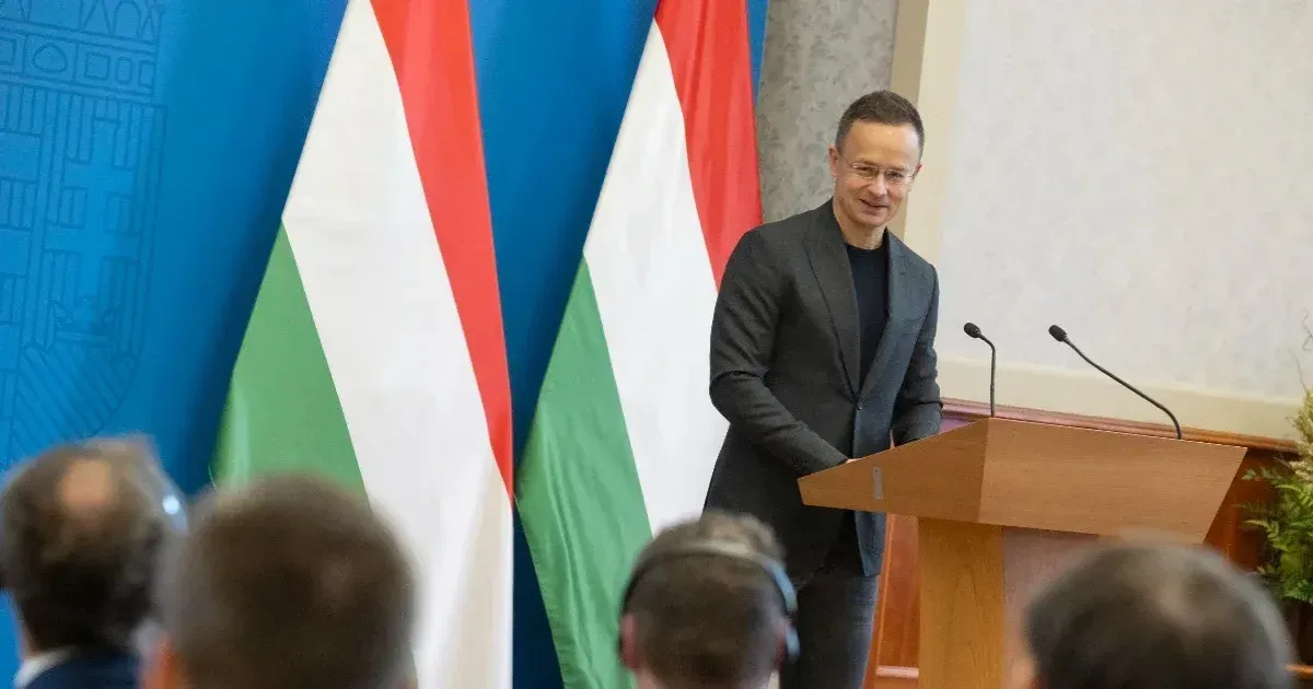 Szijjártó sajtótájékoztatói: Üres székek és kötelező részvétel?