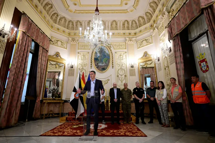 Pedro Sánchez spanyol miniszterelnök sajtótájékoztatót tart Ceutában 2026. július 31-én, miután tömegesen érkeztek migránsok Marokkóból a spanyol területre – Fotó: Fabian Bimmer / Reuters