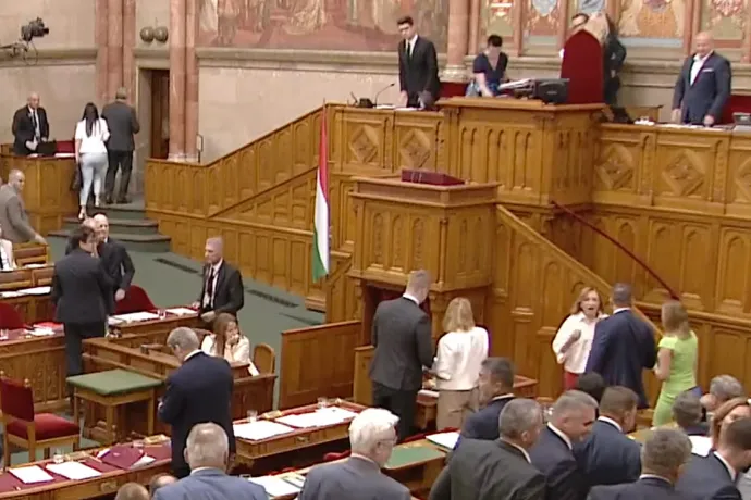 Hangos vitatkozás és rendkívüli házbizottsági ülés lett abból, hogy egy képviselő meg akart emlékezni a roma holokausztról