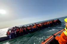 230 migráns szuszakolódott össze egyetlen kis hajón, sikeresen átkeltek a La Manche csatornán