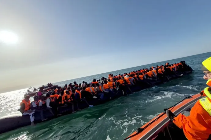 230 migráns szuszakolódott össze egyetlen kis hajón, sikeresen átkeltek a La Manche csatornán