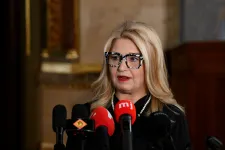 A hétfői balhé után kedden a roma holokausztról megemlékező beszéddel indul a parlament
